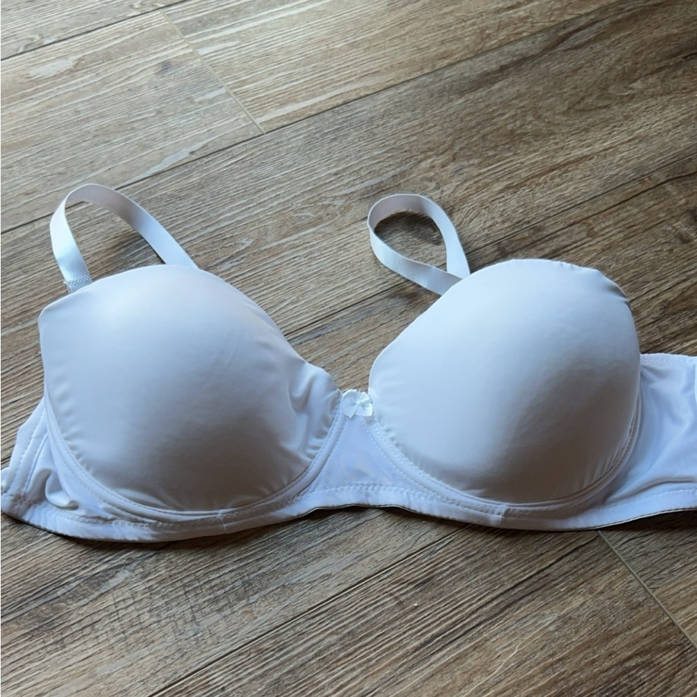 Elegant White Strapless Bra